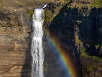 Schöner Regenbogen neben dem 122m hohen Haifoss Wasserfall - Ϸjórsá Tal